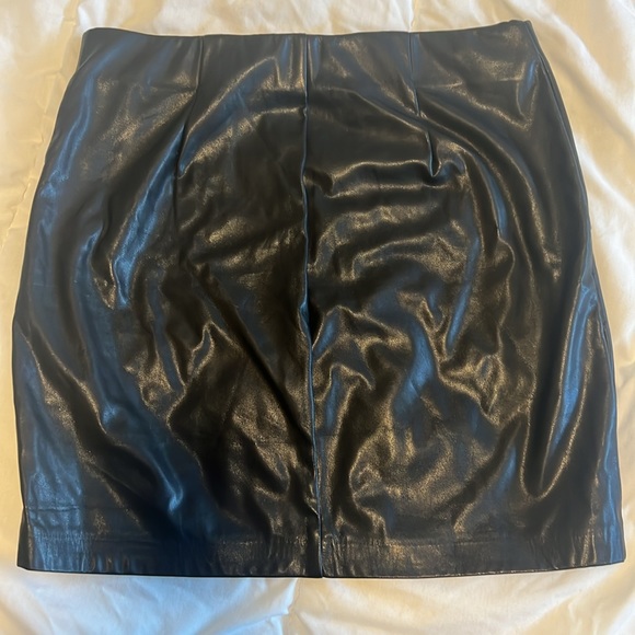 Dynamite Black Mini Faux Leather Skirt in Medium - Picture 2 of 2